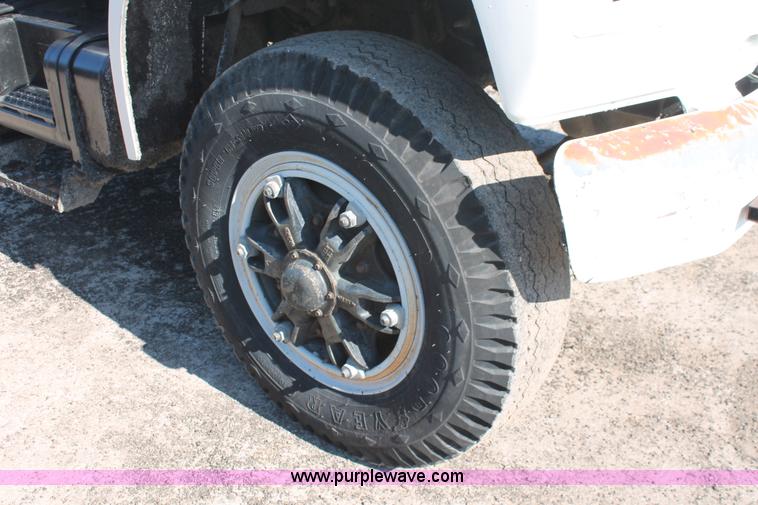 image for item K8866 1993 Ford F700 oil distribution truck