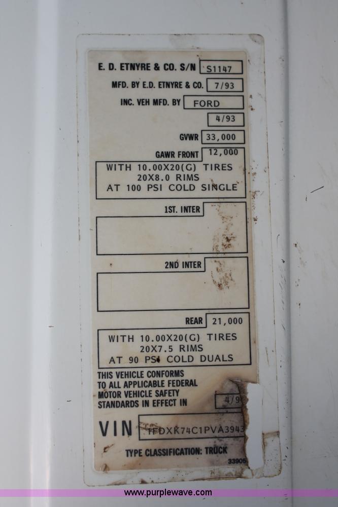 image for item K8866 1993 Ford F700 oil distribution truck