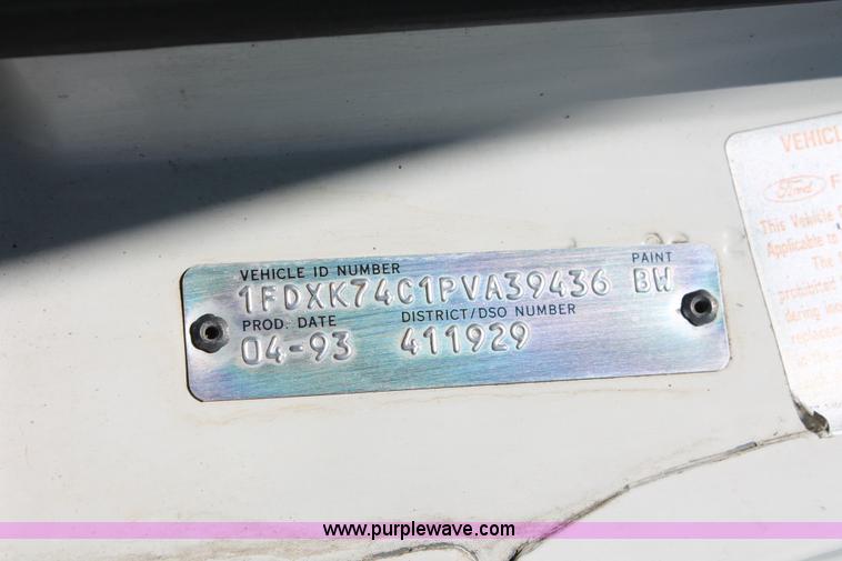 image for item K8866 1993 Ford F700 oil distribution truck