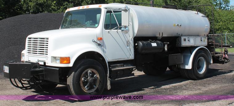 image for item K8868 1993 International 4700 oil distribution truck