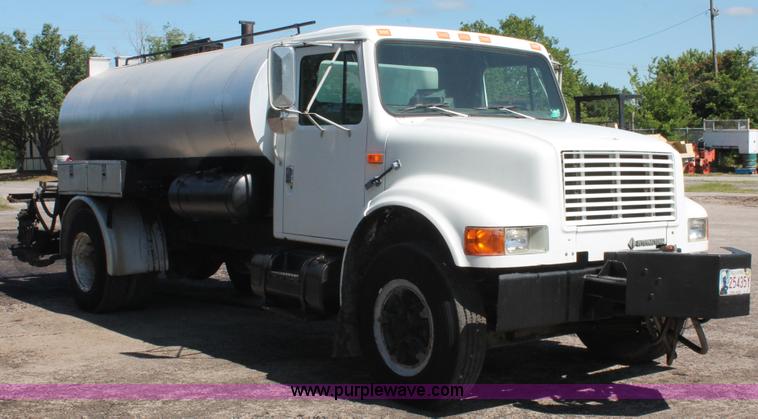 image for item K8868 1993 International 4700 oil distribution truck
