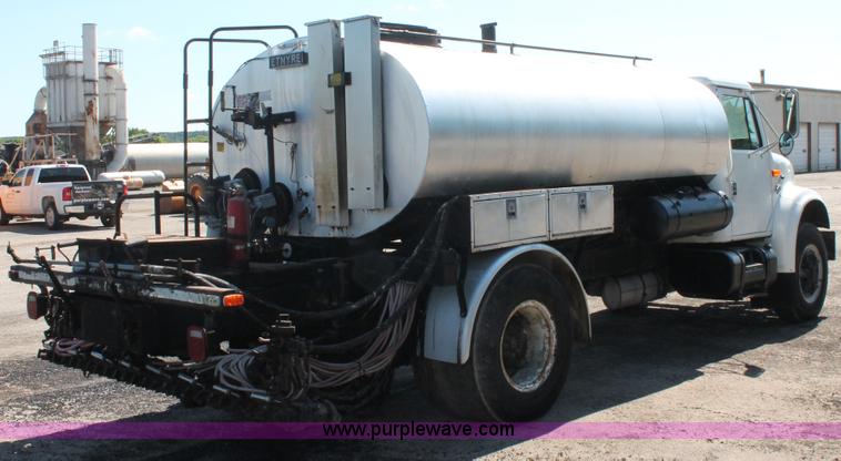 image for item K8868 1993 International 4700 oil distribution truck