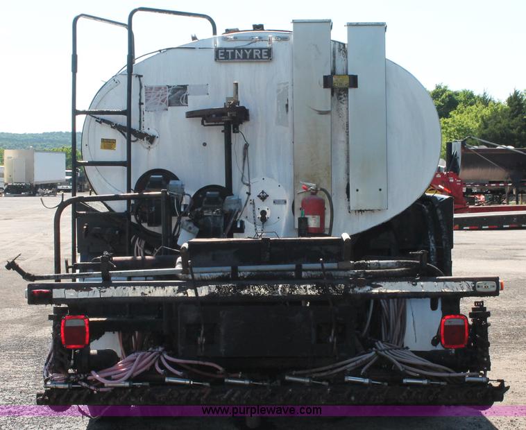 image for item K8868 1993 International 4700 oil distribution truck