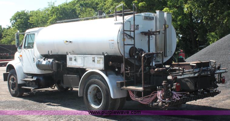 image for item K8868 1993 International 4700 oil distribution truck