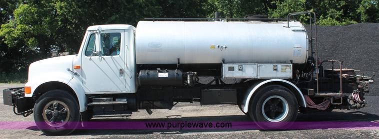 image for item K8868 1993 International 4700 oil distribution truck