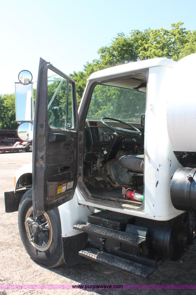 image for item K8868 1993 International 4700 oil distribution truck