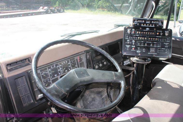 image for item K8868 1993 International 4700 oil distribution truck