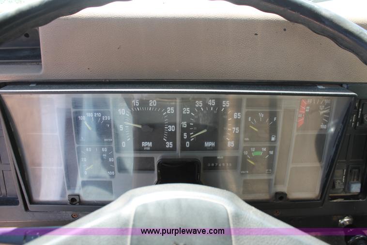 image for item K8868 1993 International 4700 oil distribution truck