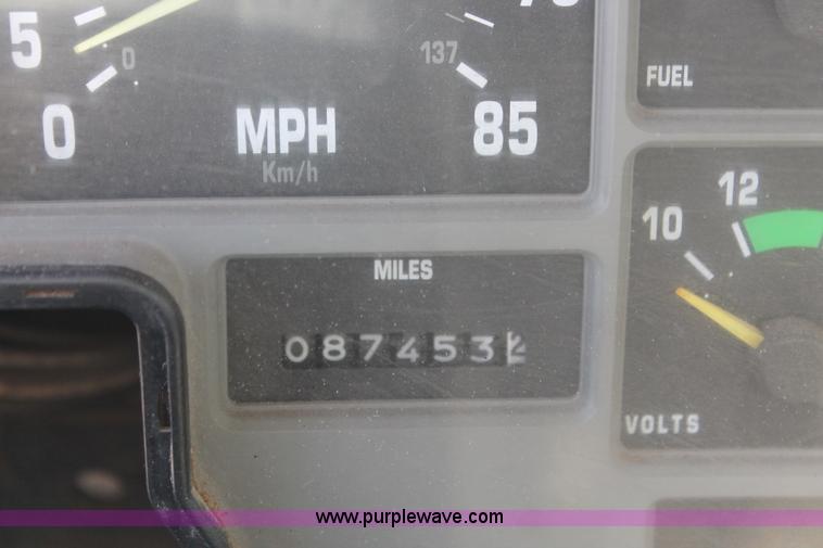 image for item K8868 1993 International 4700 oil distribution truck