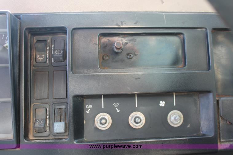 image for item K8868 1993 International 4700 oil distribution truck