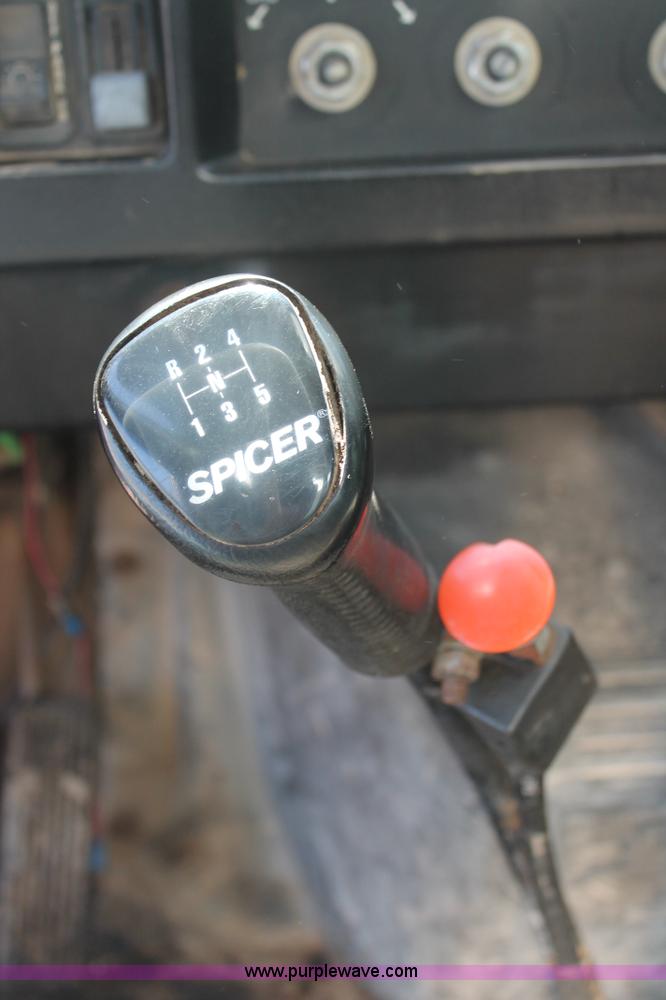 image for item K8868 1993 International 4700 oil distribution truck