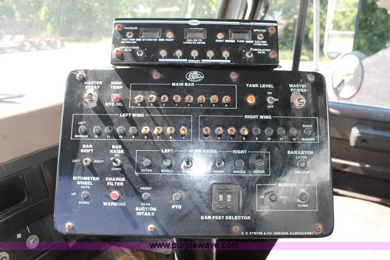 image for item K8868 1993 International 4700 oil distribution truck