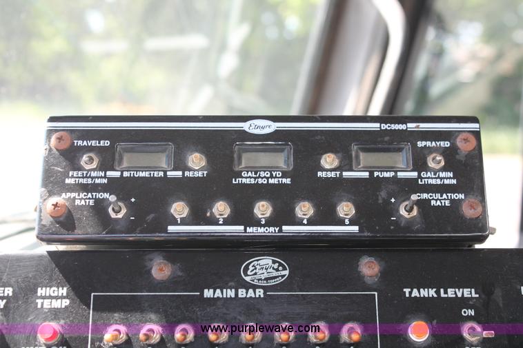 image for item K8868 1993 International 4700 oil distribution truck