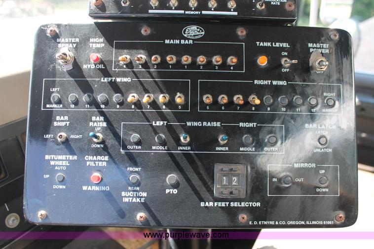 image for item K8868 1993 International 4700 oil distribution truck