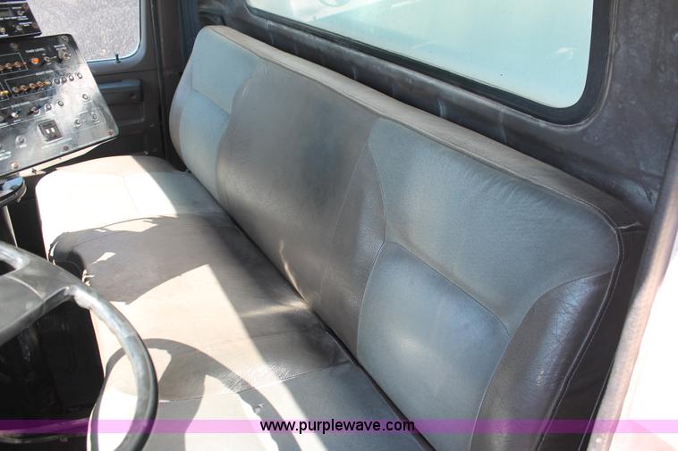 image for item K8868 1993 International 4700 oil distribution truck