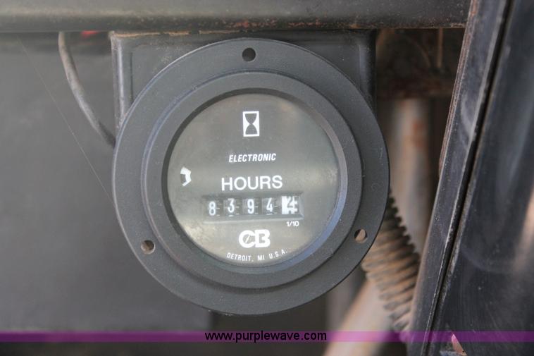 image for item K8868 1993 International 4700 oil distribution truck