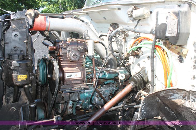 image for item K8868 1993 International 4700 oil distribution truck