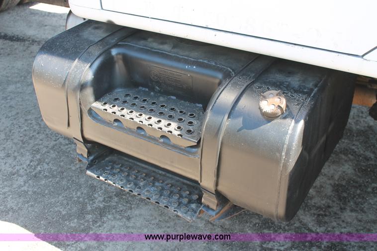 image for item K8868 1993 International 4700 oil distribution truck