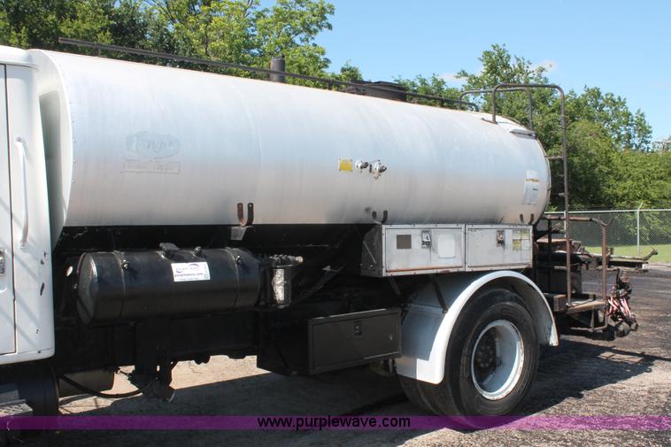 image for item K8868 1993 International 4700 oil distribution truck