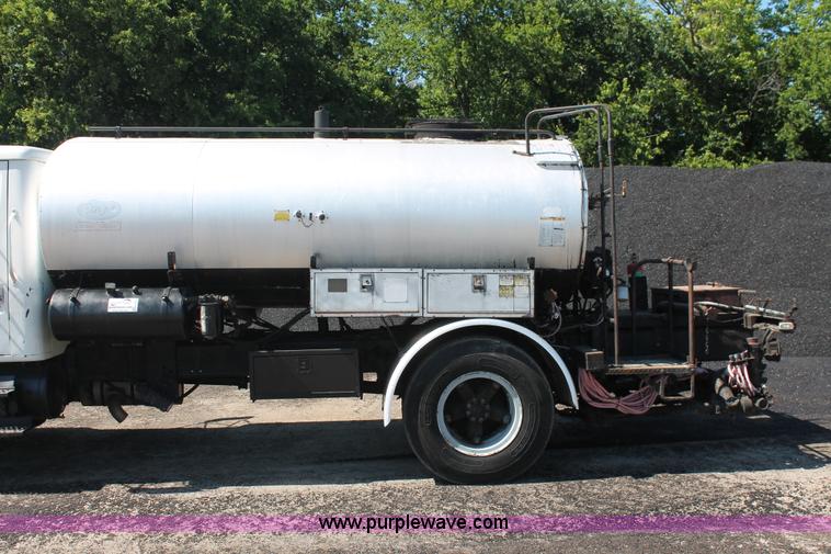 image for item K8868 1993 International 4700 oil distribution truck