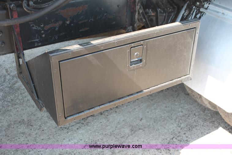 image for item K8868 1993 International 4700 oil distribution truck