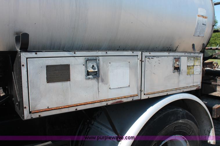 image for item K8868 1993 International 4700 oil distribution truck