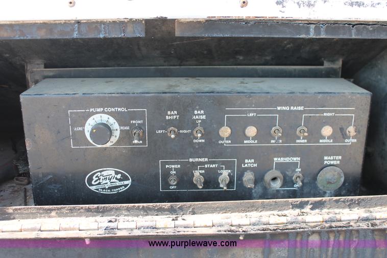 image for item K8868 1993 International 4700 oil distribution truck