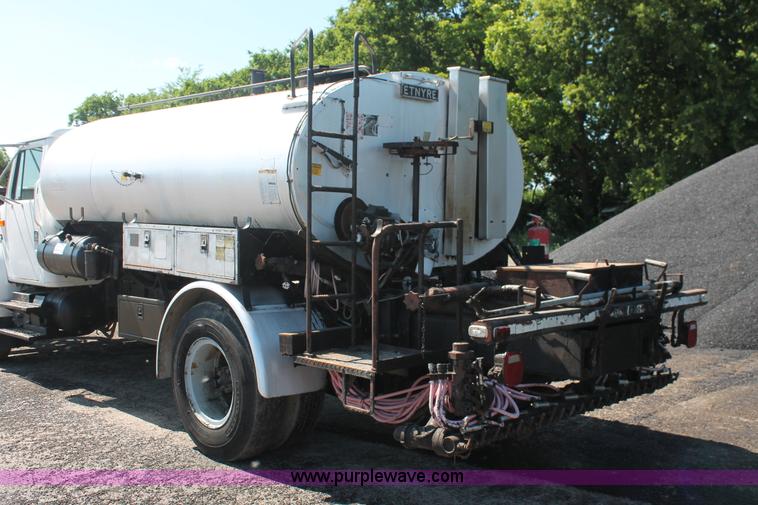 image for item K8868 1993 International 4700 oil distribution truck