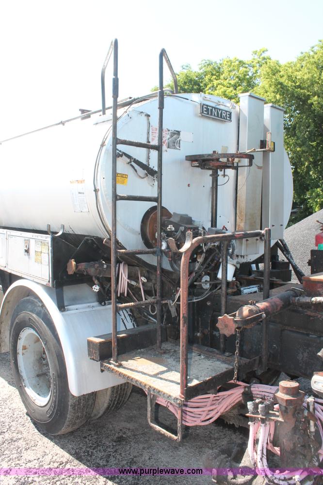 image for item K8868 1993 International 4700 oil distribution truck