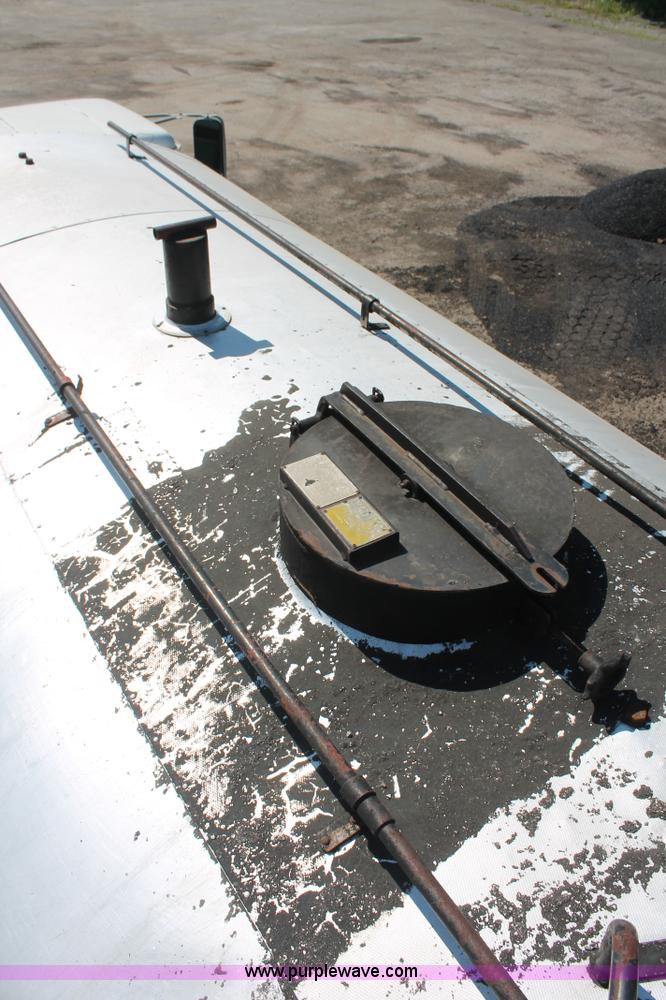 image for item K8868 1993 International 4700 oil distribution truck