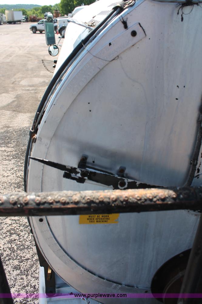 image for item K8868 1993 International 4700 oil distribution truck