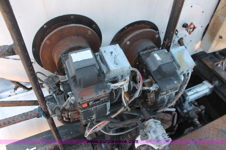 image for item K8868 1993 International 4700 oil distribution truck