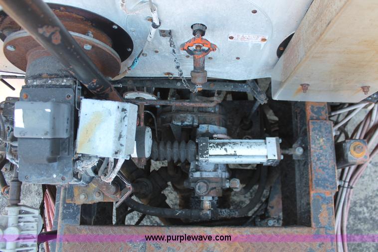 image for item K8868 1993 International 4700 oil distribution truck