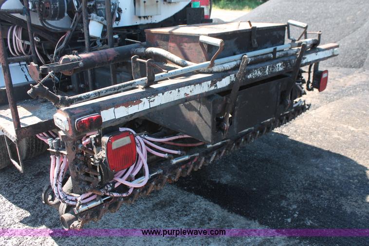 image for item K8868 1993 International 4700 oil distribution truck