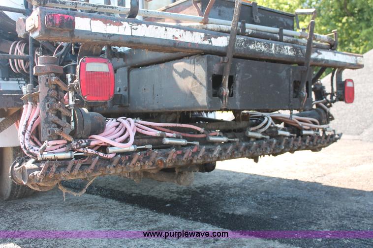 image for item K8868 1993 International 4700 oil distribution truck