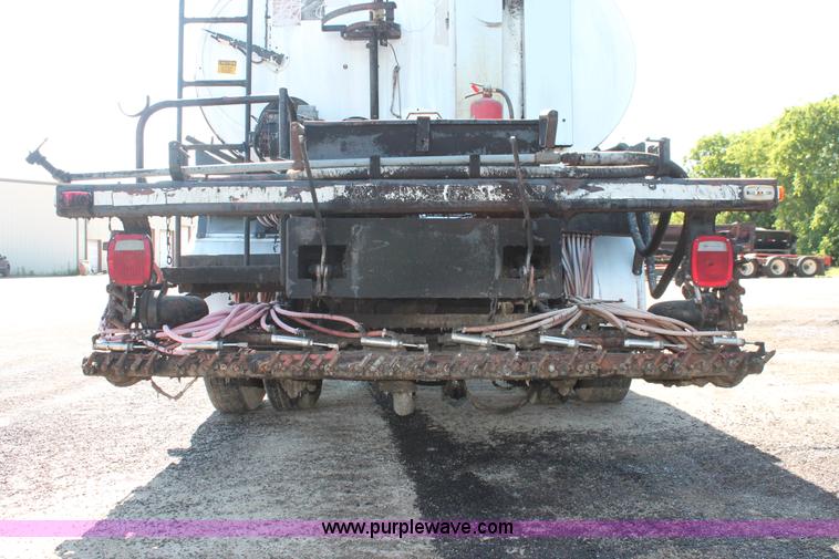 image for item K8868 1993 International 4700 oil distribution truck