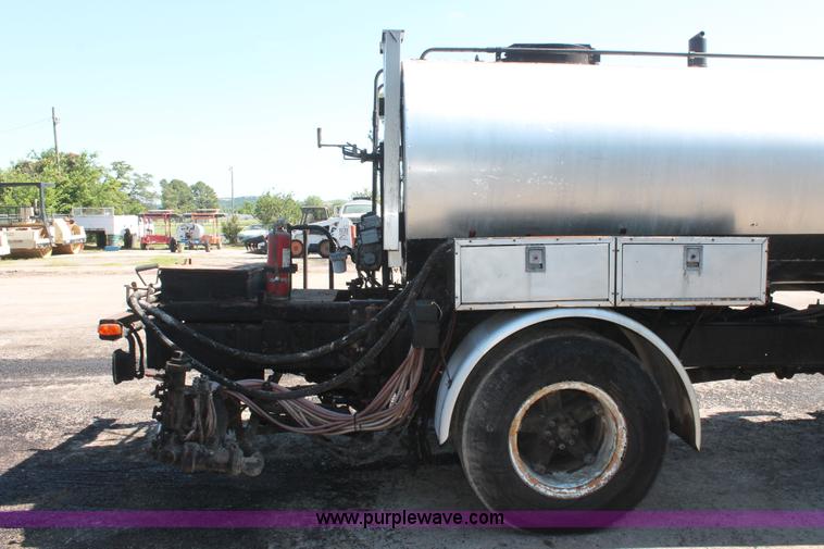 image for item K8868 1993 International 4700 oil distribution truck