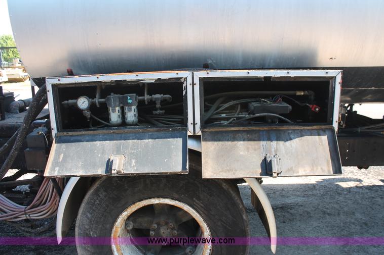 image for item K8868 1993 International 4700 oil distribution truck