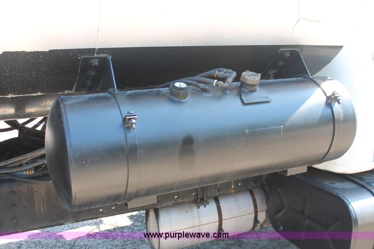 image for item K8868 1993 International 4700 oil distribution truck