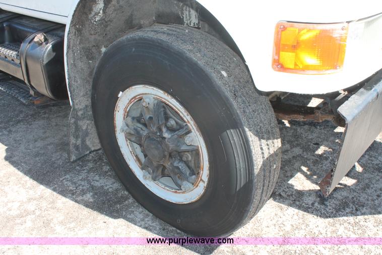 image for item K8868 1993 International 4700 oil distribution truck