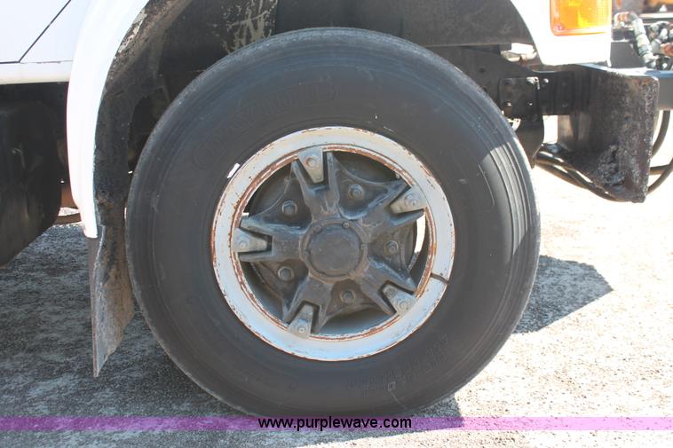 image for item K8868 1993 International 4700 oil distribution truck