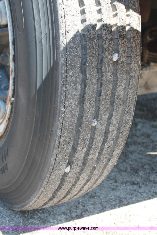 image for item K8868 1993 International 4700 oil distribution truck