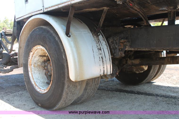 image for item K8868 1993 International 4700 oil distribution truck