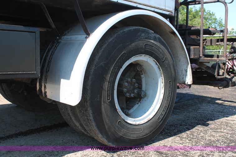 image for item K8868 1993 International 4700 oil distribution truck