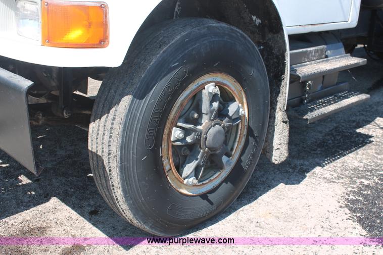 image for item K8868 1993 International 4700 oil distribution truck