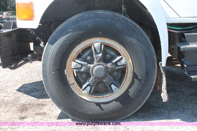 image for item K8868 1993 International 4700 oil distribution truck