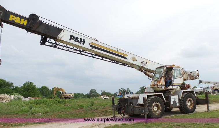 image for item L2039 P & H Omega 122 crane