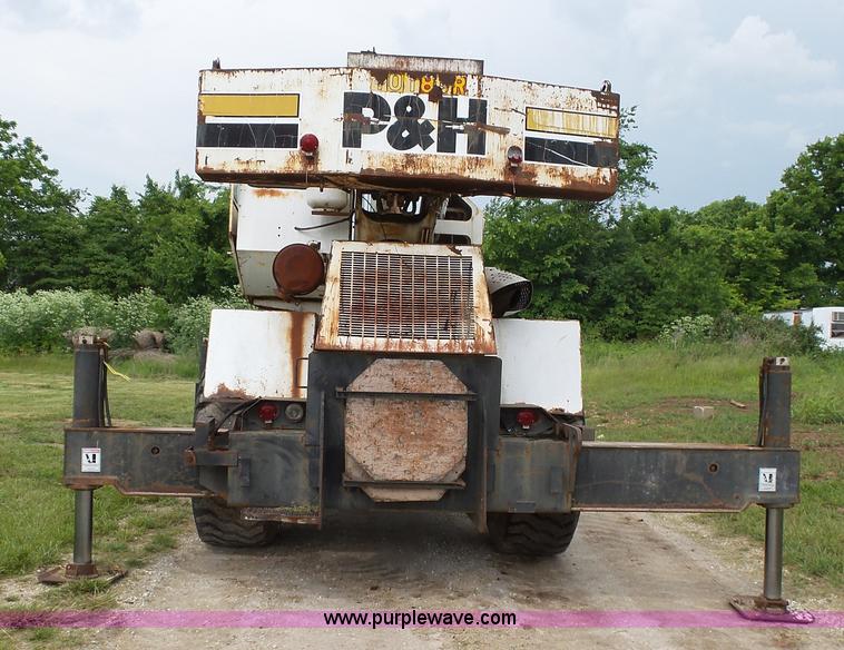 image for item L2039 P & H Omega 122 crane