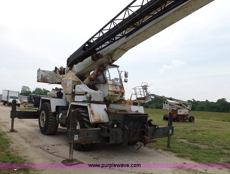 image for item L2039 P & H Omega 122 crane