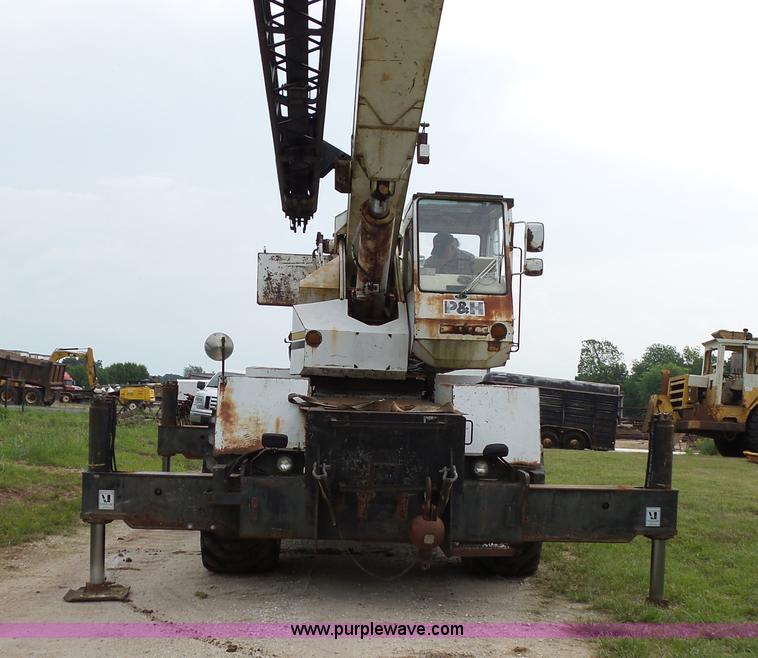image for item L2039 P & H Omega 122 crane